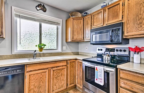 Hood River Apartment | Elegant Hood River Condo with Scenic Mt. Adams Views