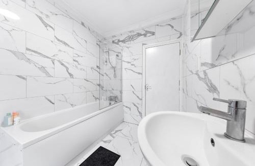 Hoe Street House | Classy Shared Home With Private Bedroom Near Tube - Bedroom3