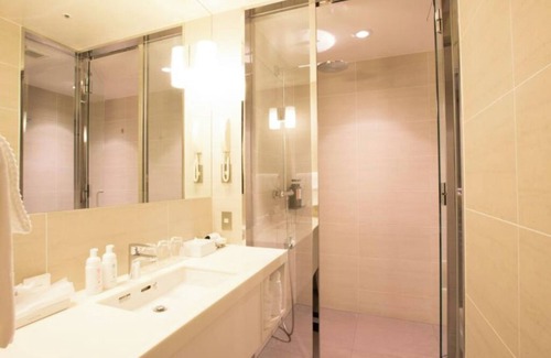 Nishiasakusa Hotel | Classy Twin hotel in welcoming Taito City with AC, fitness room, WiFi