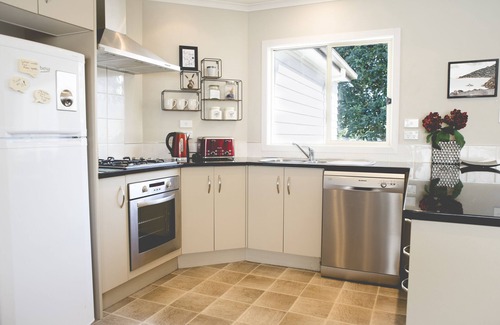Claudelands House | Discover Claudelands Townhouse: Convenient Parking & Amenities