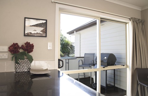 Claudelands House | Discover Claudelands Townhouse: Convenient Parking & Amenities