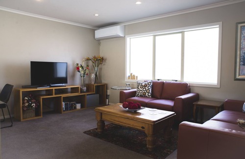 Claudelands House | Discover Claudelands Townhouse: Convenient Parking & Amenities