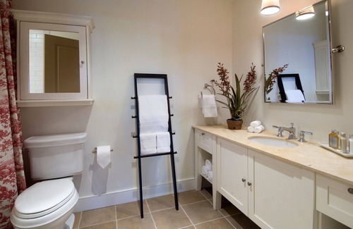 Warren Hotel | Relax at Clay Brook Hotel: Pool, Spa & Family-Friendly Stay