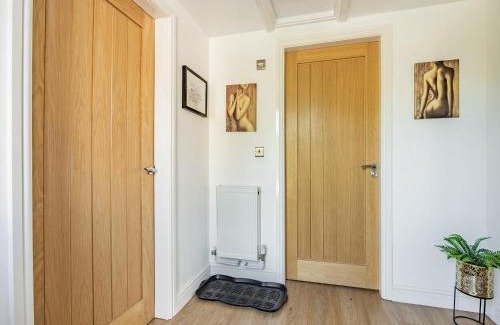 Louth House | Discover Clay Lake Cottages - Dads Shed: Pet-Friendly Retreat