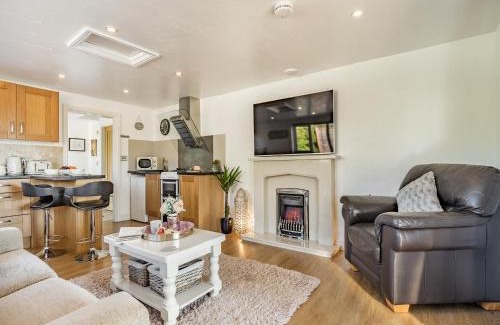 Louth House | Discover Clay Lake Cottages - Dads Shed: Pet-Friendly Retreat