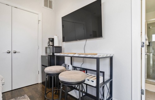 East Downtown Houston Apartment | Stylish Clay Studio Retreat with Spa & Family-Friendly Amenities