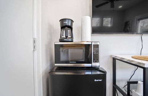 East Downtown Houston Apartment | Stylish Clay Studio Retreat with Spa & Family-Friendly Amenities