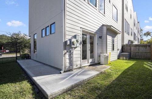 East Downtown Houston Apartment | Discover Clay Studio: Child-Friendly Retreat in EADO