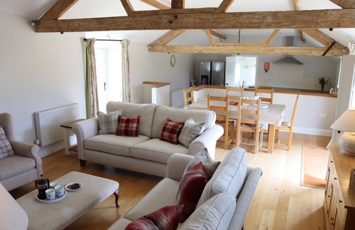 Littlebredy Cottage | Experience Clayhanger Lodge: A Unique Barn Retreat