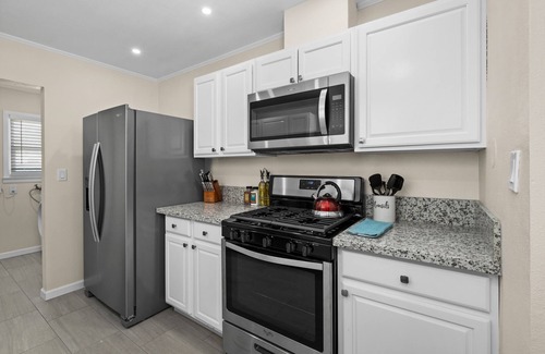 Tower District House | Pet-Friendly 3Bed Retreat Near R99 & R41 - Rated 10/10!