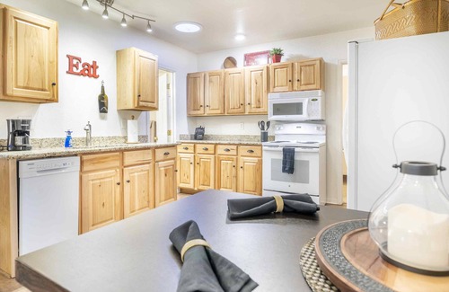 West Colorado Springs House | Inviting Hotel with Breathtaking Pikes Peak Views