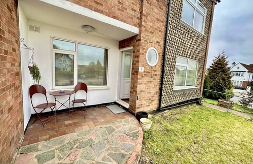 Hale Apartment | Cozy Apartment Steps from Edgware Station with Spa Amenities