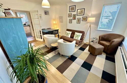 Hale Apartment | Cozy Apartment Steps from Edgware Station with Spa Amenities