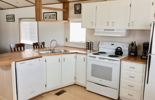 Stanley House | Inviting Retreat: Your Home Away from Home Awaits!