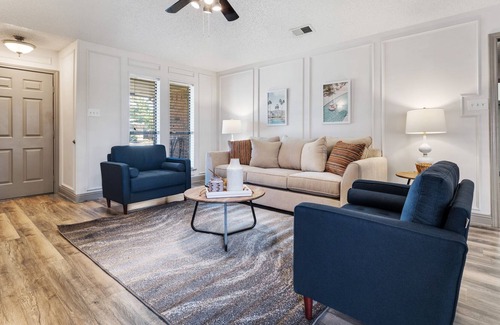Northeast Carrollton House | Clean and Stylish Carrollton Home! Great Location