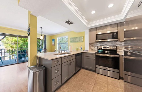 Indian Rocks Beach Villa | Bright Beach Villa with Ocean View & Spa - Rated 9.6/10
