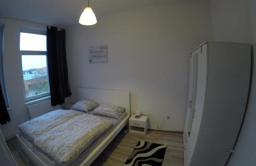 Vahrenwald Apartment | Central 2 Room Apartment - Child Friendly & Guest Rated 8.3