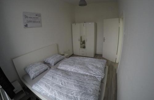 Vahrenwald Apartment | Central 2 Room Apartment - Child Friendly & Guest Rated 8.3