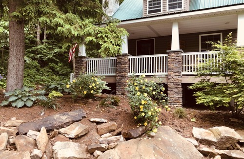 Swengel Cottage | Cozy Cottage with Waterviews, WiFi & Outdoor Firepit