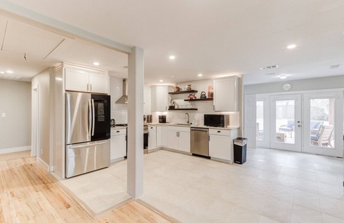Central Arlington House | Immaculate Comfort: Family-Friendly with Kitchen & Breakfast