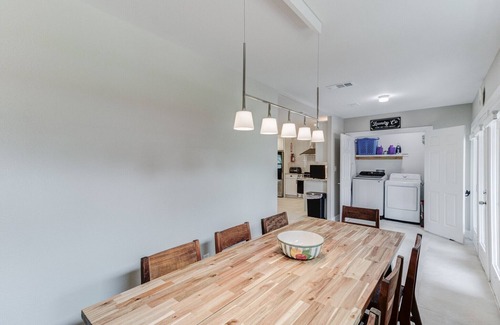 Central Arlington House | Immaculate Comfort: Family-Friendly with Kitchen & Breakfast