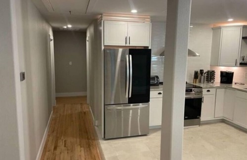 Central Arlington House | Immaculate Comfort: Family-Friendly with Kitchen & Breakfast