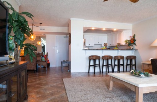 Pensacola Beach Condo | Cozy Retreat with Ocean View & Pool - Rated 9.6/10