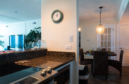 Pensacola Beach Condo | Cozy Retreat with Ocean View & Pool - Rated 9.6/10