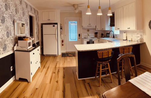 New Bern House | Immaculate Home in Historic New Bern with Pool & Spa