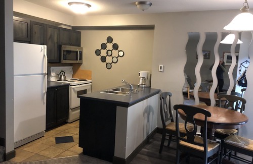 East Kootenay House | Cozy Ski In/Out Retreat: Newly Renovated & Guest Rated 9.4