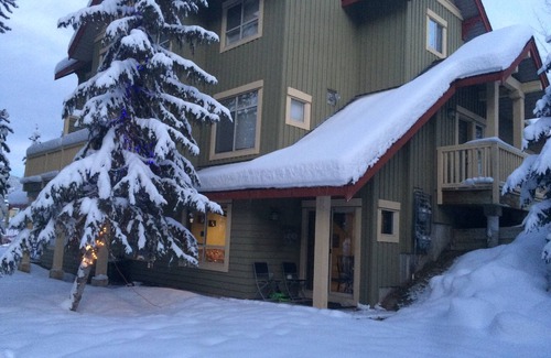 East Kootenay House | Cozy Ski In/Out Retreat: Newly Renovated & Guest Rated 9.4