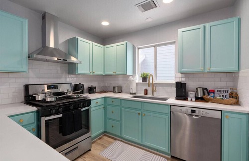 St. Johns House | Clean & Convenient Austin Stay, Fast Wi-Fi + Minutes to Airport & I-35!