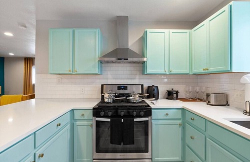 St. Johns House | Clean & Convenient Austin Stay, Fast Wi-Fi + Minutes to Airport & I-35!