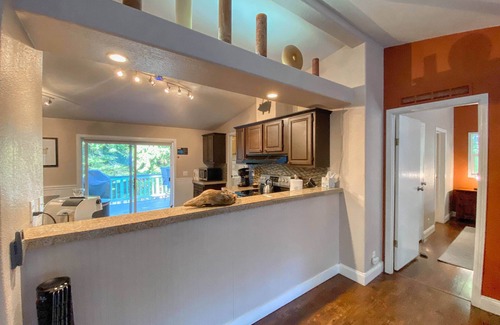 Eastsound House | Pet-Friendly 2BR Retreat with Hot Tub Near Beach & Town