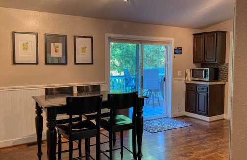 Eastsound House | Pet-Friendly 2BR Retreat with Hot Tub Near Beach & Town