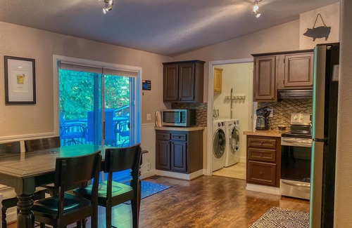 Eastsound House | Pet-Friendly 2BR Retreat with Hot Tub Near Beach & Town
