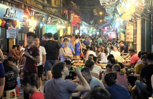 Old Quarter Apartment | Cozy Central Getaway with Kitchen and Smart TV Amenities