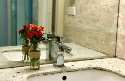 Old Quarter Apartment | Cozy Central Getaway with Kitchen and Smart TV Amenities