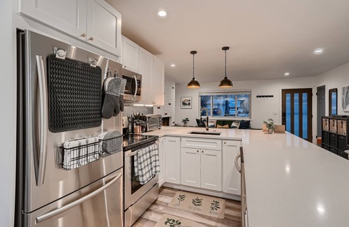 Lamar Heights Area House | Kid-Friendly Getaway: Clean, Cozy & Chic Stay Awaits!