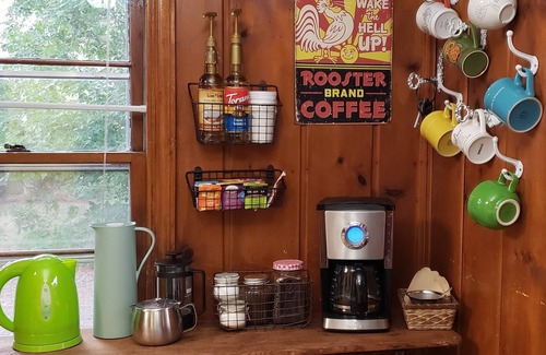 Rogers Park Cottage | Immaculate Retreat with Kitchen & Pet-Friendly Amenities