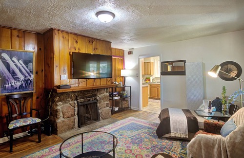 Rogers Park Cottage | Immaculate Retreat with Kitchen & Pet-Friendly Amenities