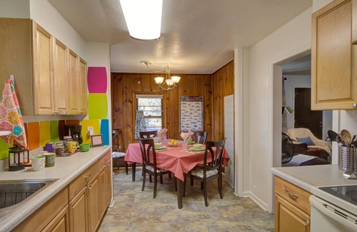Rogers Park Cottage | Immaculate Retreat with Kitchen & Pet-Friendly Amenities