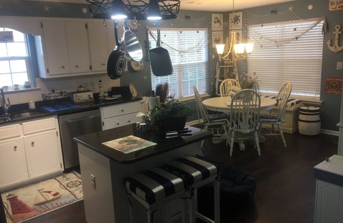 Evans House | Pet-Friendly Cottage with Pool & Breakfast - Rated 9.8/10