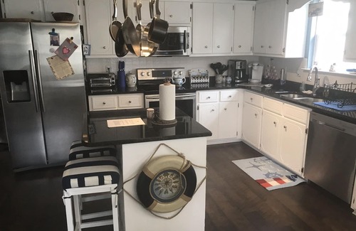 Evans House | Pet-Friendly Cottage with Pool & Breakfast - Rated 9.8/10