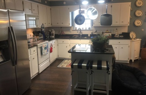 Evans House | Pet-Friendly Cottage with Pool & Breakfast - Rated 9.8/10