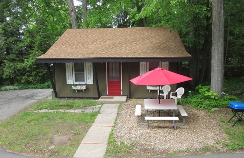 Sturgeon Bay Cottage | Waterfront Cottage Retreat with Ocean Views and Spa Access