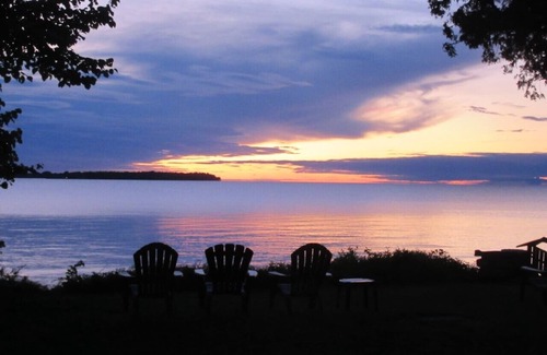 Sturgeon Bay Cottage | Waterfront Cottage Retreat with Ocean Views and Spa Access