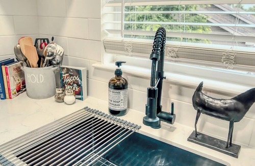Greater East End House | Cozy Guest Apartment with Kitchen Near U of H