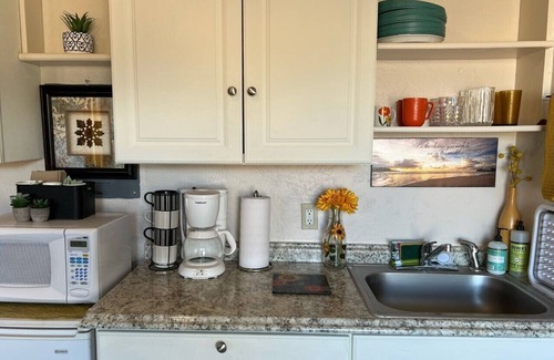 Boulder House | Cozy Studio Near Parks with Breakfast and Hot Tub