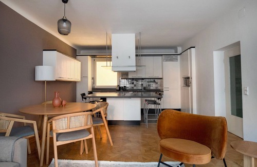 Oberdobling Apartment | Bright 2BR Döbling Apartment with Elevator & Full Amenities